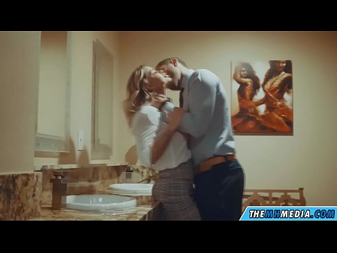 ❤️ Büyük memeli bir sarışın seni umumi tuvalette baştan çıkardığında ☑ Sert porno bizde ❌️❤